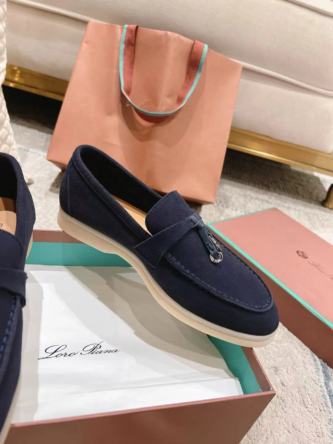 Factory price: 520💰4050 new color. Original purchase, 1⃣️: 1⃣️ folded and developed, Loro Piana professional model to try on feet, quality purchase level, flash sale of common products on the market, welcome to compare, original packaging. Fabric: Imported from Italy🐑High mercerized shearling, Lining: Hand-sewn mark thread in water-dyed cowhide imported from Italy🧵, high-end and elegant. Comfortable on the feet. Size: Women's 35-42 (41, 42) customized, non-returnable, men's 38-45 (46, 47, 48) customized, non-refundable. Fashionable boutiques that you can’t miss, a must-have item